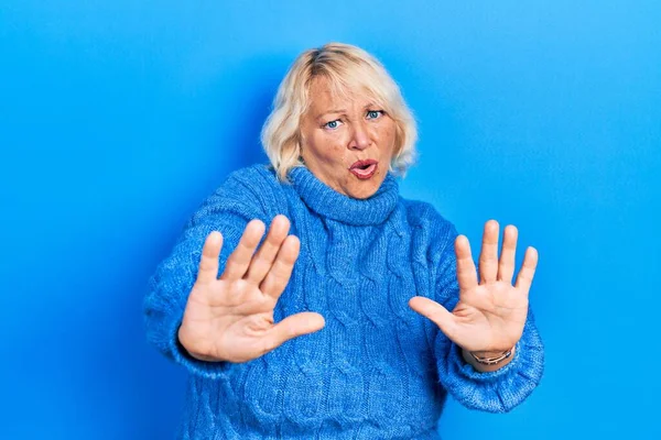 Blonde Frau Mittleren Alters Lässiger Kleidung Macht Stop Geste Mit — Stockfoto