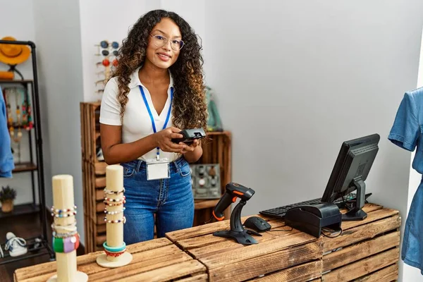 Jovem Lojista Latino Mulher Sorrindo Feliz Usando Telefone Dados Loja — Fotografia de Stock