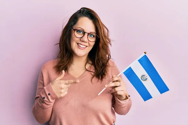 Jonge Kaukasische Vrouw Met Salvador Vlag Lachend Gelukkig Wijzend Met — Stockfoto