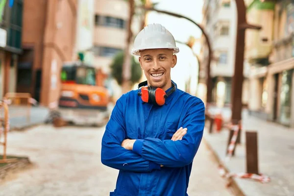 Jonge Blanke Arbeider Glimlacht Gelukkig Uniform Stad — Stockfoto