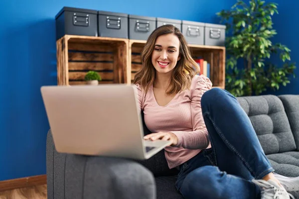 Young Woman Using Laptop Sitting Sofa Home — Zdjęcie stockowe