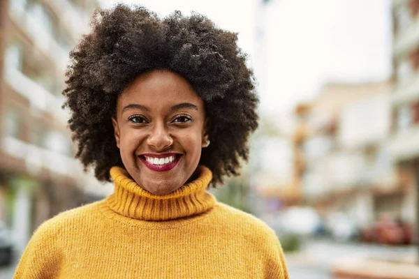 Ung Afrikansk Amerikansk Flicka Ler Lycklig Stående Vid Staden — Stockfoto