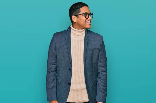 Homem Hispânico Bonito Jovem Vestindo Jaqueta Negócios Óculos Olhando Para — Fotografia de Stock