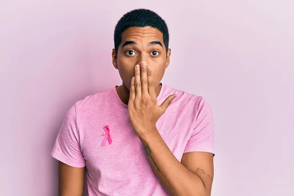 Homem Hispânico Bonito Jovem Vestindo Fita Câncer Rosa Camisa Cobrindo — Fotografia de Stock