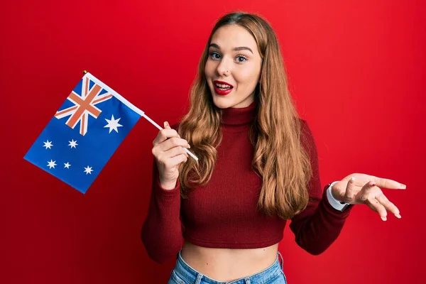 Joven Mujer Rubia Sosteniendo Bandera Australiana Celebrando Logro Con Sonrisa —  Fotos de Stock