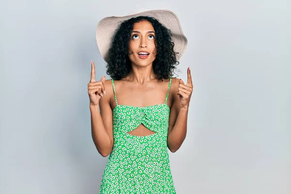 Menina Latina Usando Chapéu Verão Surpreendido Surpreso Olhando Para Cima — Fotografia de Stock