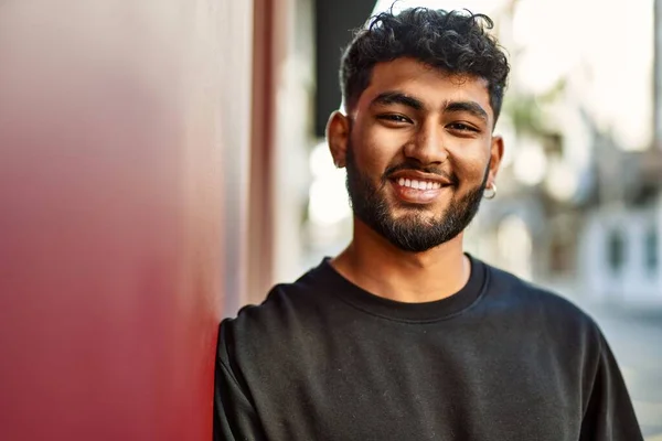 Genç Arap Adam Gülümsüyor Kendine Güveniyor Sokakta Duvara Yaslanıyor — Stok fotoğraf