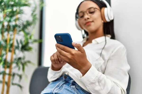 Jong Afrikaans Amerikaans Vrouw Glimlachen Zelfverzekerd Luisteren Naar Muziek Wachtkamer — Stockfoto