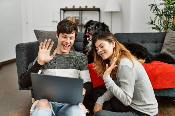 Unga Kaukasiska Par Ler Glad Att Videosamtal Med Bärbar Dator — Stockfoto