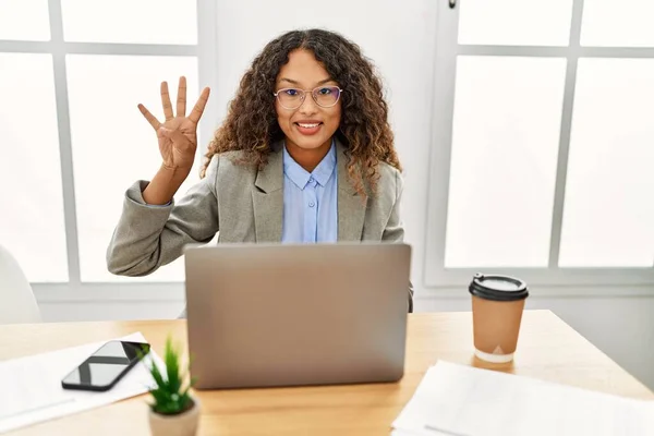 Mulher Negócios Hispânica Bonita Sentada Mesa Escritório Trabalhando Com Laptop — Fotografia de Stock