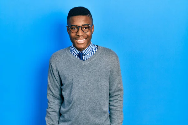 Stili Gözlük Takan Genç Afro Amerikan Adam Pozitif Mutlu Görünüyor — Stok fotoğraf