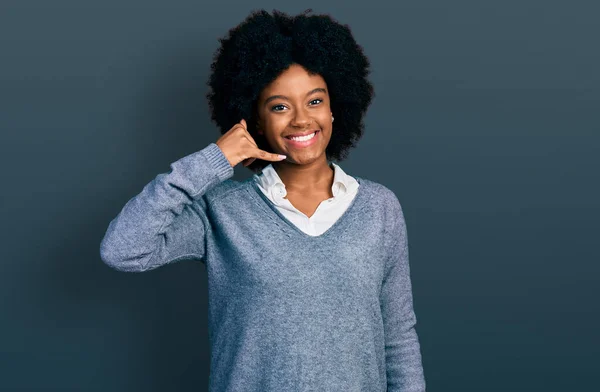 Genç Afro Amerikan Kadın Kıyafetleri Içinde Gülümsüyor Telefonla Parmak Hareketleri — Stok fotoğraf