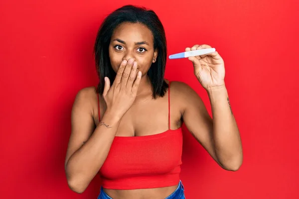 Jovem Afro Americana Segurando Resultado Teste Gravidez Cobrindo Boca Com — Fotografia de Stock