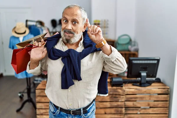 Hübscher Älterer Herr Mit Einkaufstaschen Laden Und Erhobenem Zeigefinger Mit — Stockfoto