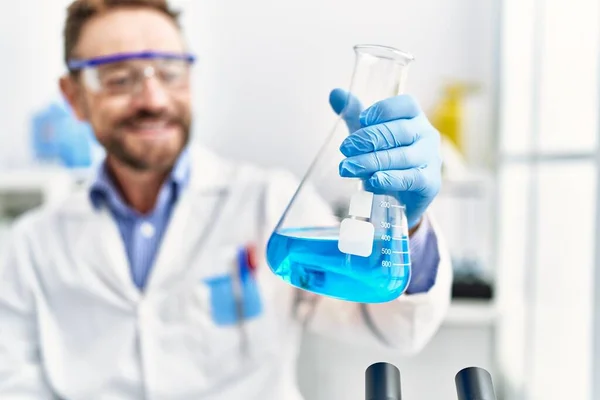 Homem Hispânico Meia Idade Usando Uniforme Cientista Trabalhando Laboratório — Fotografia de Stock