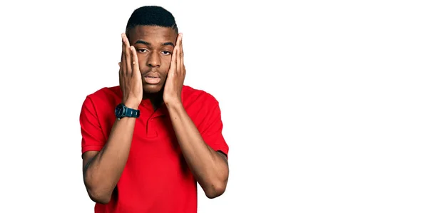 Jovem Afro Americano Vestindo Casual Vermelho Shirt Mãos Cansadas Cobrindo — Fotografia de Stock