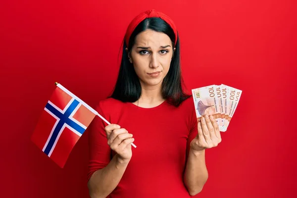Молода Іспаномовна Жінка Тримає Прапор Норвегії Банкноти Крони Скептично Нервово — стокове фото