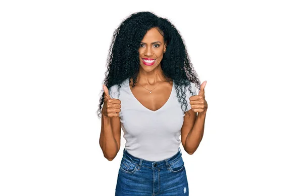 Mujer Afroamericana Mediana Edad Vistiendo Casual Camiseta Blanca Signo Éxito —  Fotos de Stock