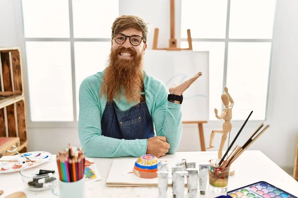 Homem Ruivo Com Barba Longa Pintura Tigela Barro Estúdio Arte — Fotografia de Stock