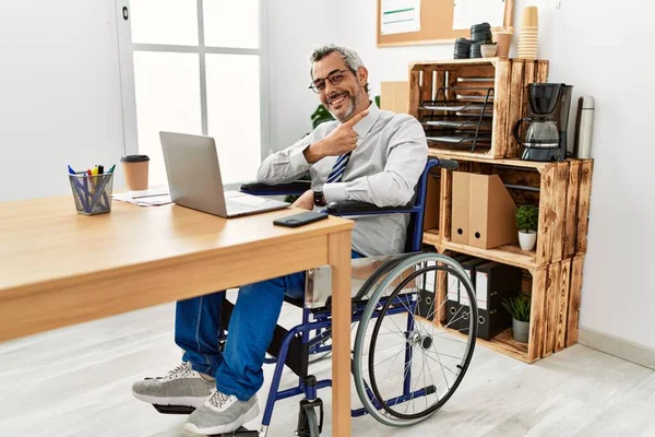 Μεσήλικας Ισπανός Που Εργάζεται Στο Γραφείο Κάθεται Αναπηρική Καρέκλα Χαρούμενος — Φωτογραφία Αρχείου