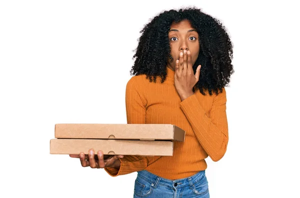 Chica Afroamericana Joven Sosteniendo Caja Pizza Entrega Cubriendo Boca Con —  Fotos de Stock