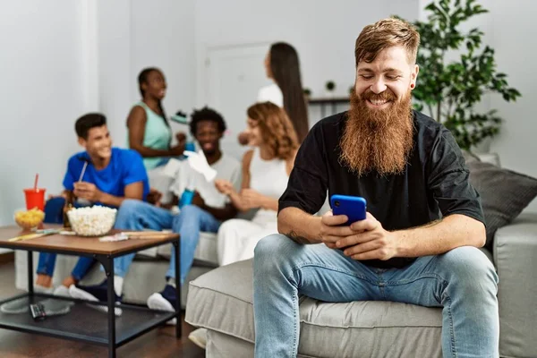 Grupo Jóvenes Amigos Sonriendo Felices Sentados Sofá Mujer Usando Smartphone —  Fotos de Stock