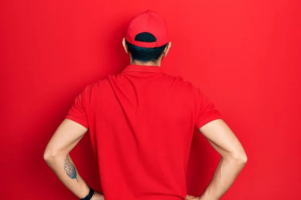 Uomo Ispanico Con Barba Che Indossa Uniforme Consegna Cappuccio Piedi — Foto Stock