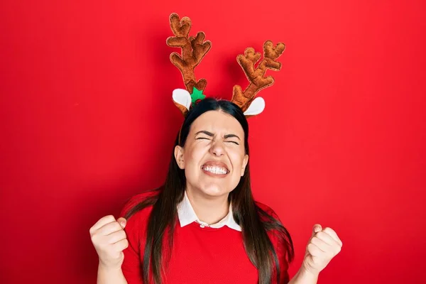 Ung Latinamerikansk Kvinna Bär Söta Jul Renhorn Mycket Glad Och — Stockfoto