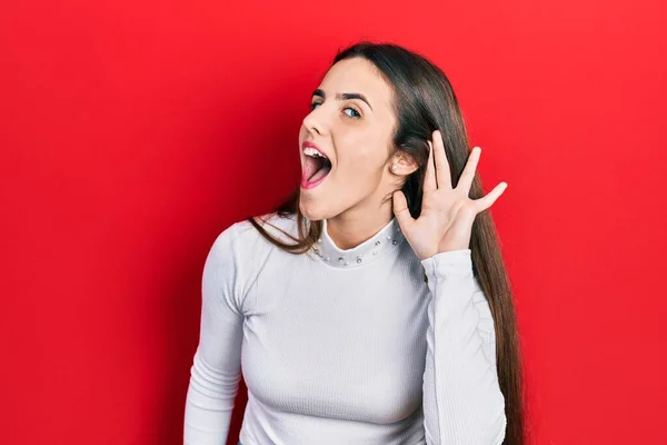 Jovem Adolescente Morena Vestindo Camisola Branca Sorrindo Com Mão Sobre — Fotografia de Stock