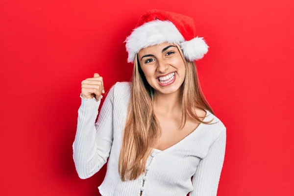 Hermosa Mujer Hispana Con Sombrero Navidad Sonriendo Con Cara Feliz —  Fotos de Stock