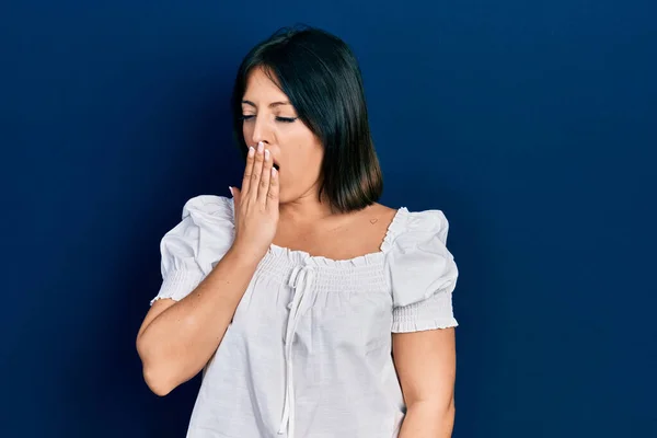 Junge Hispanische Frau Lässiger Kleidung Gelangweilt Gähnend Müde Mund Mit — Stockfoto
