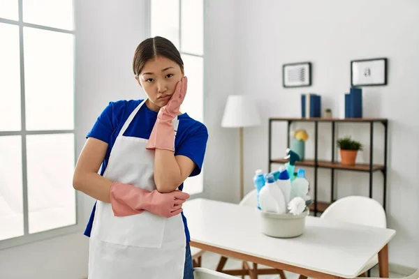 Joven Chica China Vistiendo Uniforme Más Limpio Pie Casa Pensando —  Fotos de Stock