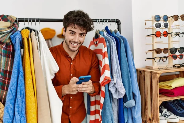 Joven Comerciante Hispano Sonriendo Feliz Apareciendo Través Ropa Usando Teléfono — Foto de Stock