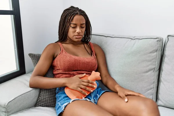 Junge Afrikanisch Amerikanische Frau Leidet Unter Periodenschmerzen Und Hält Sich — Stockfoto