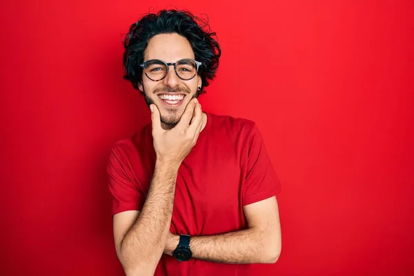 Hezký Hispánec Neformální Košili Brýlích Sebevědomě Usmívající Kameru Zkříženýma Rukama — Stock fotografie