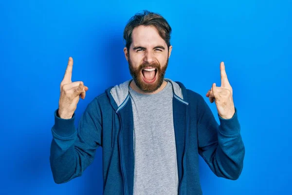 Homme Caucasien Avec Barbe Portant Sweat Shirt Décontracté Criant Avec — Photo