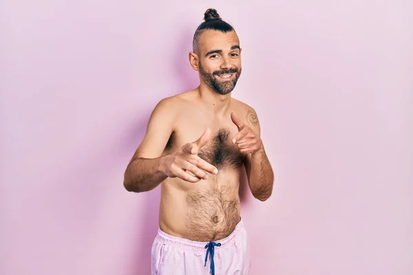 Junger Hispanischer Mann Badeanzug Der Mit Erhobenem Zeigefinger Die Kamera — Stockfoto