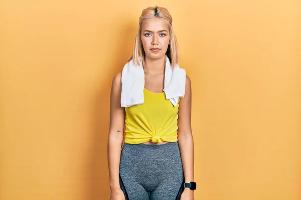 Schöne Blonde Sportlerin Trainingsoutfit Entspannt Mit Ernstem Gesichtsausdruck Einfacher Und — Stockfoto