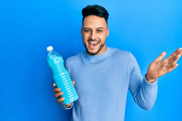 Jonge Arabier Man Met Detergent Fles Vieren Prestatie Met Vrolijke — Stockfoto