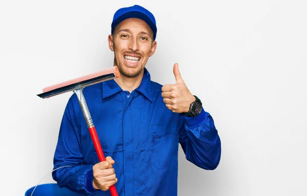 Homem Careca Com Barba Vestindo Uniforme Limpador Vidro Rodo Sorrindo — Fotografia de Stock