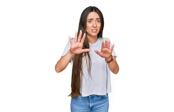 Joven Chica Hispana Vistiendo Camiseta Blanca Casual Asustada Aterrorizada Con — Foto de Stock