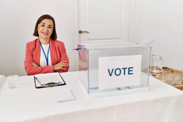 Krásná Hispánka Středního Věku Politických Volbách Sedí Volebního Lístku Usmívá — Stock fotografie