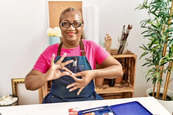 Senior Afrikaanse Amerikaanse Vrouw Communiceren Met Dove Taal Kunst Studio — Stockfoto