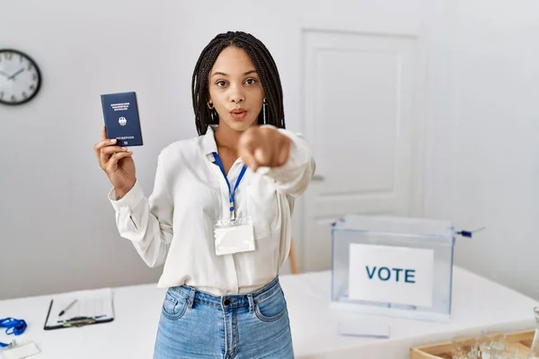 Joven Mujer Afroamericana Las Elecciones Campaña Política Con Pasaporte Deutschland —  Fotos de Stock