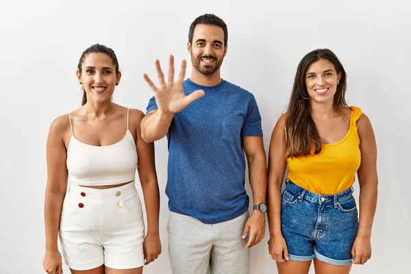 Groep Jonge Latijns Amerikaanse Mensen Staan Geïsoleerde Achtergrond Tonen Wijzen — Stockfoto