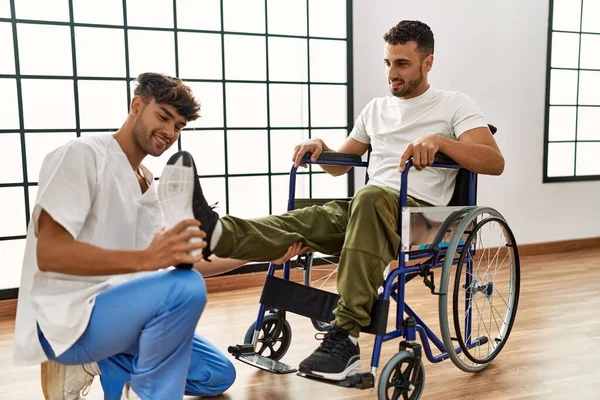 Zwei Hispanische Männer Physiotherapeut Und Patient Rollstuhl Bei Reha Sitzung — Stockfoto