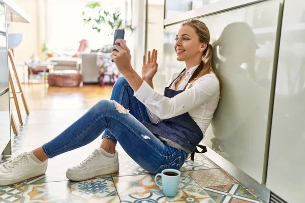 Ung Blond Kvinna Gör Selfie Vid Smartphone Sitter Golvet Köket — Stockfoto