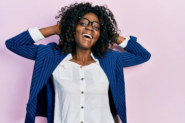 Jonge Afrikaanse Amerikaanse Vrouw Dragen Zakelijke Kleding Bril Ontspannen Stretching — Stockfoto