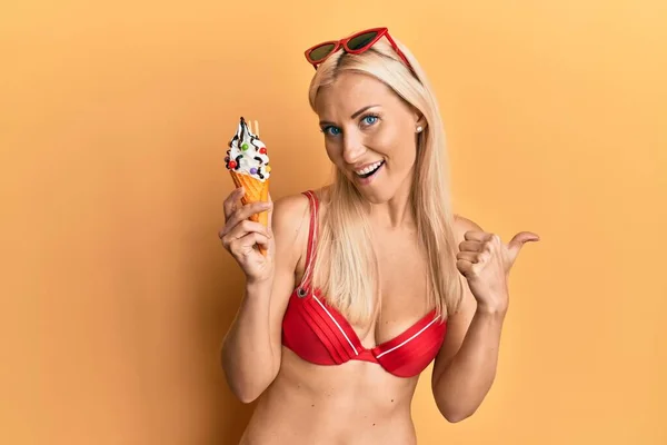 Ung Blond Kvinna Bikini Med Glass Pekande Tumme Upp Till — Stockfoto