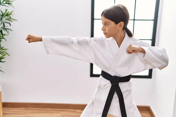 Jovem Hispânica Fazendo Artes Marciais Estúdio Treinamento — Fotografia de Stock